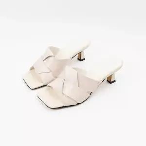 [롯데백화점]신난다슈 여성 뮬 슬리퍼 샌들 힐 6cm 위빙 짜임 발편한 쿠션 소가죽 BL257738 아이보리