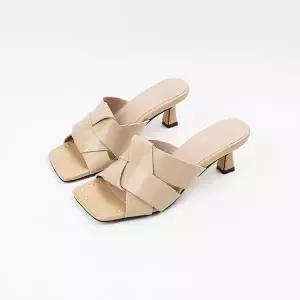 [롯데백화점]신난다슈 여성 뮬 슬리퍼 샌들 힐 6cm 위빙 짜임 발편한 쿠션 소가죽 BL257738 베이지