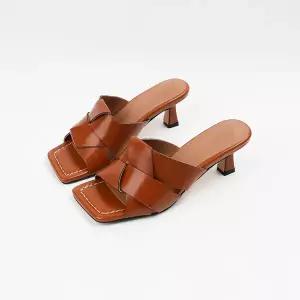 [롯데백화점]신난다슈 여성 뮬 슬리퍼 샌들 힐 6cm 위빙 짜임 발편한 쿠션 소가죽 BL257738 브라운