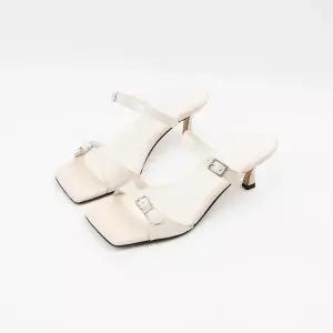 [롯데백화점]신난다슈 여성 뮬 슬리퍼 샌들 힐 6cm 메리제인 샌들 소가죽 큐빅 버클 BL257746아이보리