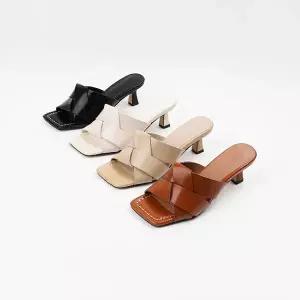 [롯데백화점]신난다슈 여성 뮬 슬리퍼 샌들 힐 6cm 4종 뮬샌들 위빙 짜임 발편한 쿠션 소가죽 BL257738