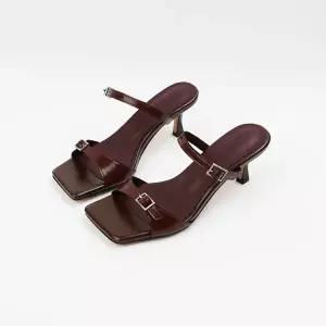 [롯데백화점]신난다슈 여성 뮬 슬리퍼 샌들 힐 6cm 메리제인 샌들 소가죽 큐빅 버클 BL257746 브라운