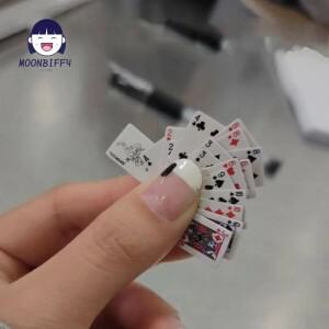 미니 휴대용 하우스 카드 놀이 포커 스타일 KTV 인형 악세서리 게임을위한 무작위 귀여운