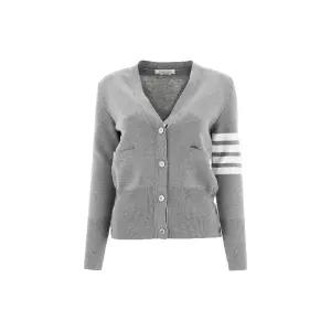 [톰브라운] 26SS 4바 밀라노 클래식 브이넥 울 가디건 라이트그레이 FKC207A 00014 055