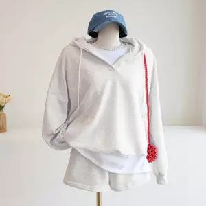 [잇수다] (SET) 코잉 브이넥 루즈핏 후드 맨투맨 + 밴딩 반바지 트레이닝 세트