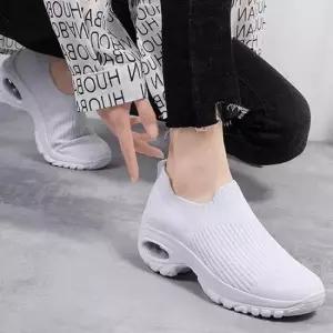 여성예쁜운동화 여자 공항 패션 여행 룩 에어 굽 슬립온 스니커즈