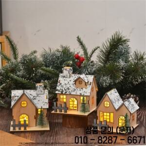 LED 조명으로 빛나는 크리스마스 캐빈 하우스 이야기 마을 축제 장식 분위기 소품