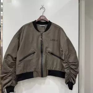 [르니앤맥코이]백로고 셔링포인트 점퍼MN04JP070_YS