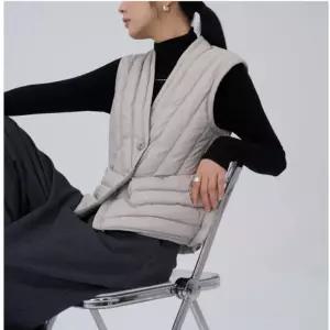 투버튼 오리털 조끼 패딩 브이넥 경량 덕다운 패딩조끼// 여자