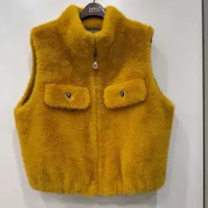 [르니앤맥코이]무스탕 하트 브로치 퍼 조끼 MN01MV001_YS