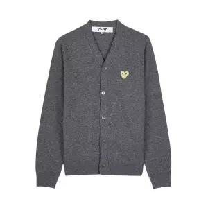 [롯데백화점]꼼데가르송 FW25 공용 골드하트 와펜 가디건 AX N050 051 GREY