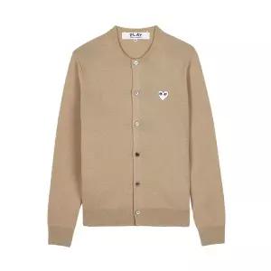 [롯데백화점]꼼데가르송 FW25 공용 화이트하트 와펜 가디건 AX N065 051 CAMEL
