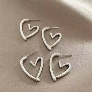 [라일리쥬얼리] Rly 귓볼 포인트 서지컬 하트 귀걸이 하트 프레임 이