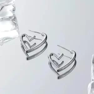 [라일리쥬얼리] Rly 입체 아웃라인 서지컬 하트 귀걸이 실버 하트 귀