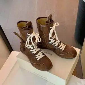 천진반여친 빈티지 데일리룩 신발 워커힐 소가죽 버전 배색 스트랩 옆 지퍼 워커 KUK5