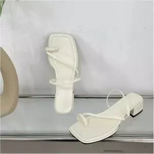 스퀘어 쉐입 로우굽 스트랩 디테일 쪼리스타일 슬리퍼 cIa9+5MAb