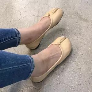 유니크 갈라 토 디자인의 여성 타비 발레리나 플랫 세련된 라인 편안한 착화