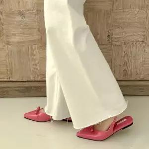 리본 디테일 포인트 슬림 스퀘어 플랫슈즈