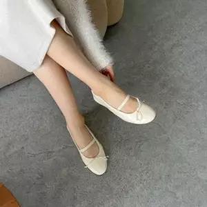 여성스러운 무드의 리본 스트랩 플랫슈즈