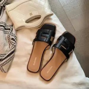 포뇨2 여친 소가죽 핏으로 편하고 펀칭이 슬림핏 사각머리 통굽 일자 비치웨어 슬리퍼 OPH1