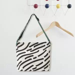 [비투비월드]지브라 캔버스 숄더백