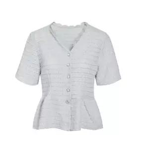 [JJ지고트](대구신세계)플레어라인 펀칭레이스 V넥 블라우스 GR5N0BL601