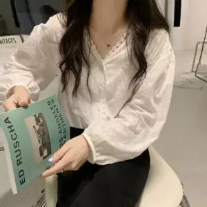 ONM 브이넥 레이스 펀칭 블라우스