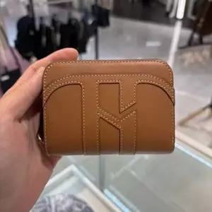 [헤지스](광주신세계)브라운 단색 가죽 H로고 라운드 지퍼 반지갑 HIWA6E560W2