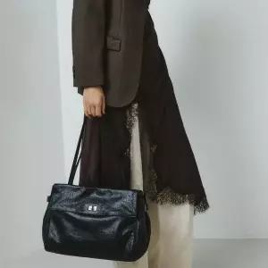 [헤지스](대구신세계)[H-ORA] 오라 커뮤트 레더 숄더백 L HIBA6E158BK