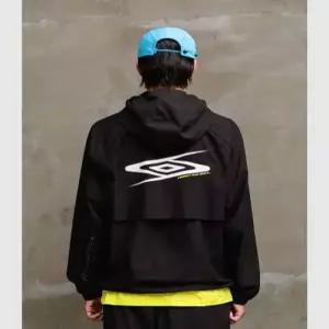 [국내정품] 엄브로 바람막이 깔끔한디자인 출퇴근코디 일상코디 운동코디 피트니스웨어 트렌디룩 내구성원