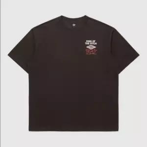 엄브로 HBL 킹 오브 더 피치 반팔 티셔츠 /  DARK CHARCOAL UR121CRS24