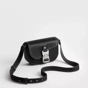 MUST IT_디올 Saddle 미니 플랩 메신저백 - 블랙 그레인 송아지 가죽