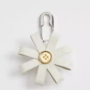 MUST IT_디올 데이지 키링 - 화이트 스무스 카프스킨 앤틱 골드 피니시 실버 피니시 브라스