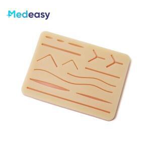 의대생 사전 절개된 상처와 실습용 피부가 있는 외과 봉합 패드,