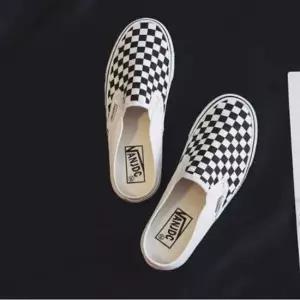 인기상품 블랙 앤 화이트 체크무늬 슬립온 패션 운동화 [W71B2F7_260401]