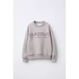 [국내배송] 자라 ZARA KPOP DEMON HUNTERS NETFLIX ⓒ 프린트 스웨트셔츠 - 브라운 토프 938186