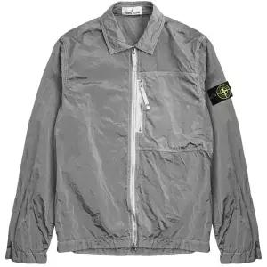 [스톤 아일랜드]25SS 와펜 패치 나일론 메탈 에코닐 오버 셔츠자켓 그레이 K1S15 1200005 S0019 V0061
