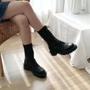 레이스업 디테일로 완성된 캐주얼 워커