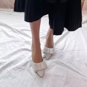 스틸레토 뾰족코 빅리본 장식 미들굽 뮬 슬리퍼힐