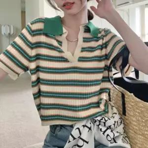 [옷은날개] 여성 크롭 브이넥 카라 니트 1P 스트라이프 반팔티