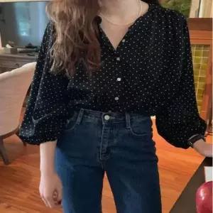 [옷은날개] 2컬러 여성 라운드넥 쉬폰 밴딩 소매 도트 블라우스