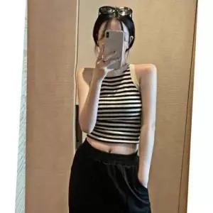 [옷은날개] 홀터넥 스트라이프 크롭탑민소매티 데일리룩