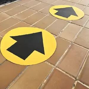 동선유도스티커 화살표바닥표시 노랑 매장안내 방향표시판 부착형 안전표시 통로안내
