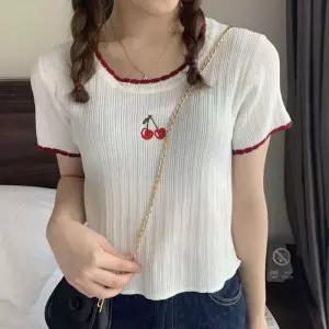 ONM 체리 자수 반크롭 티셔츠 배색라인 찰랑찰랑 캐주얼