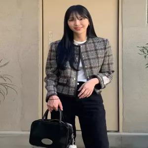 헤지스 여성 24FW [클리어런스][울100%] 브라운 라운드넥 해리스트위드 자켓 HSJA4D770W2