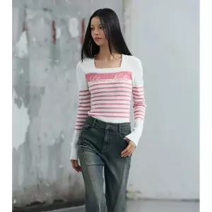 [에고이스트](강남점)[BLUE LABEL] 스퀘어 스트라이프 레터링 니트 탑 (ER3OKL03)