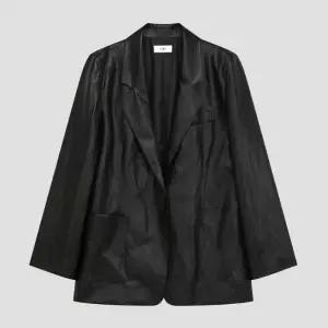 [롯데백화점]리스트 신세틱 레더 싱글 테일러드 자켓 TWWJKP72020