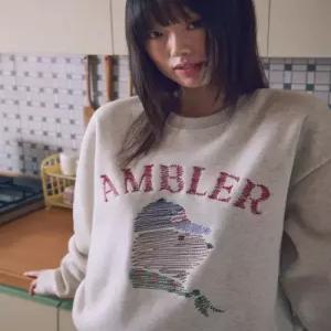 엠블러 Zigzag 자수 맨투맨 티셔츠 AMM1320 (오트밀)