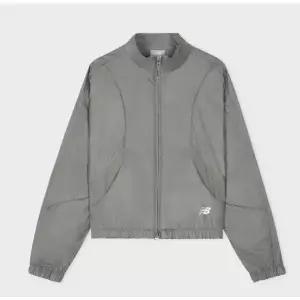 [뉴발란스] 에센셜 경량 스탠넥 우븐자켓 여성 B1 NBNAG2W412 G7 GK