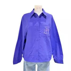 [롯데백화점]에이지도르 레터링 포켓 셔츠 블루종 ALSISPB217